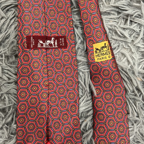 • Hermes • Authentic Mens Silk Red Blue Gold Printed Tie - Picture 3 of 3